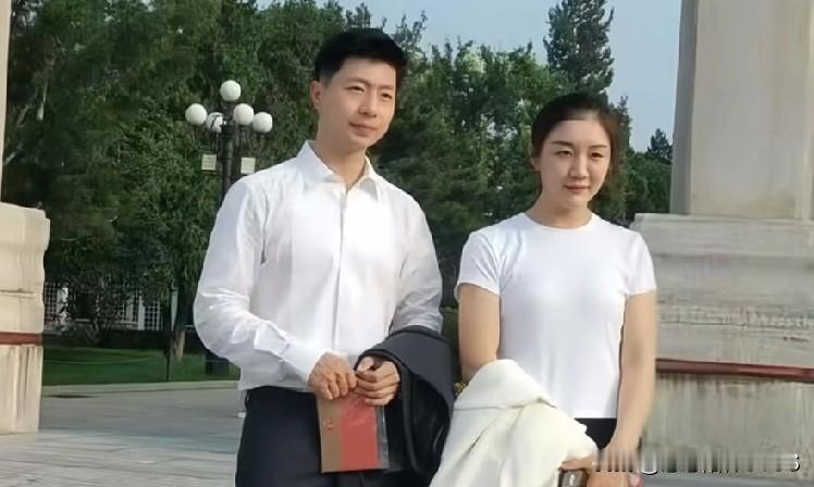 龙队和梦姐往这儿一站，那就是10块奥运金牌的分量！两位OG气场十足，梦姐的照片着