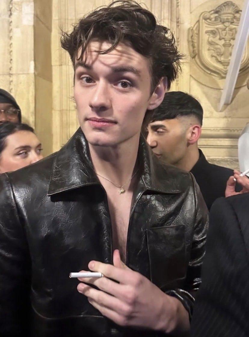 Louis Partridge这颜值波动真让人捉摸不透。就同一场活动的图，脸一会