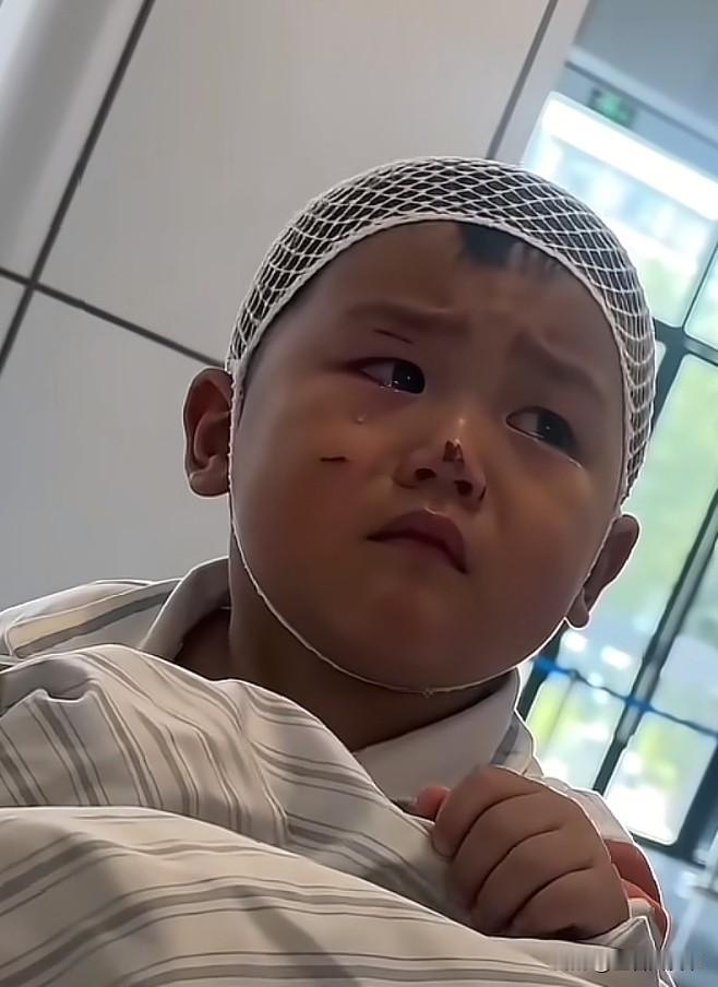 浙江小男娃火了，可我看着却是心酸！
事情是这样的，浙江小男娃斌斌与妈妈出车祸，被