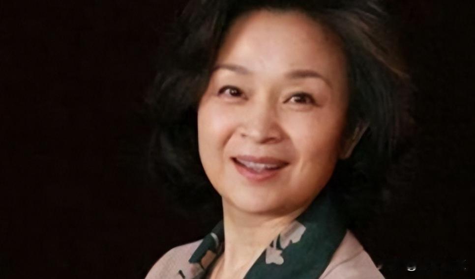 东京塔的樱花快谢了，她戴着VR眼镜和女儿视频。窗外是四月的黄昏，窗里没人说话。