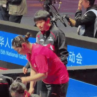 佳佳无法释怀
是因为心中有爱
有莎莎
还有添艺
这已经是最美的组合了
还有小杨的