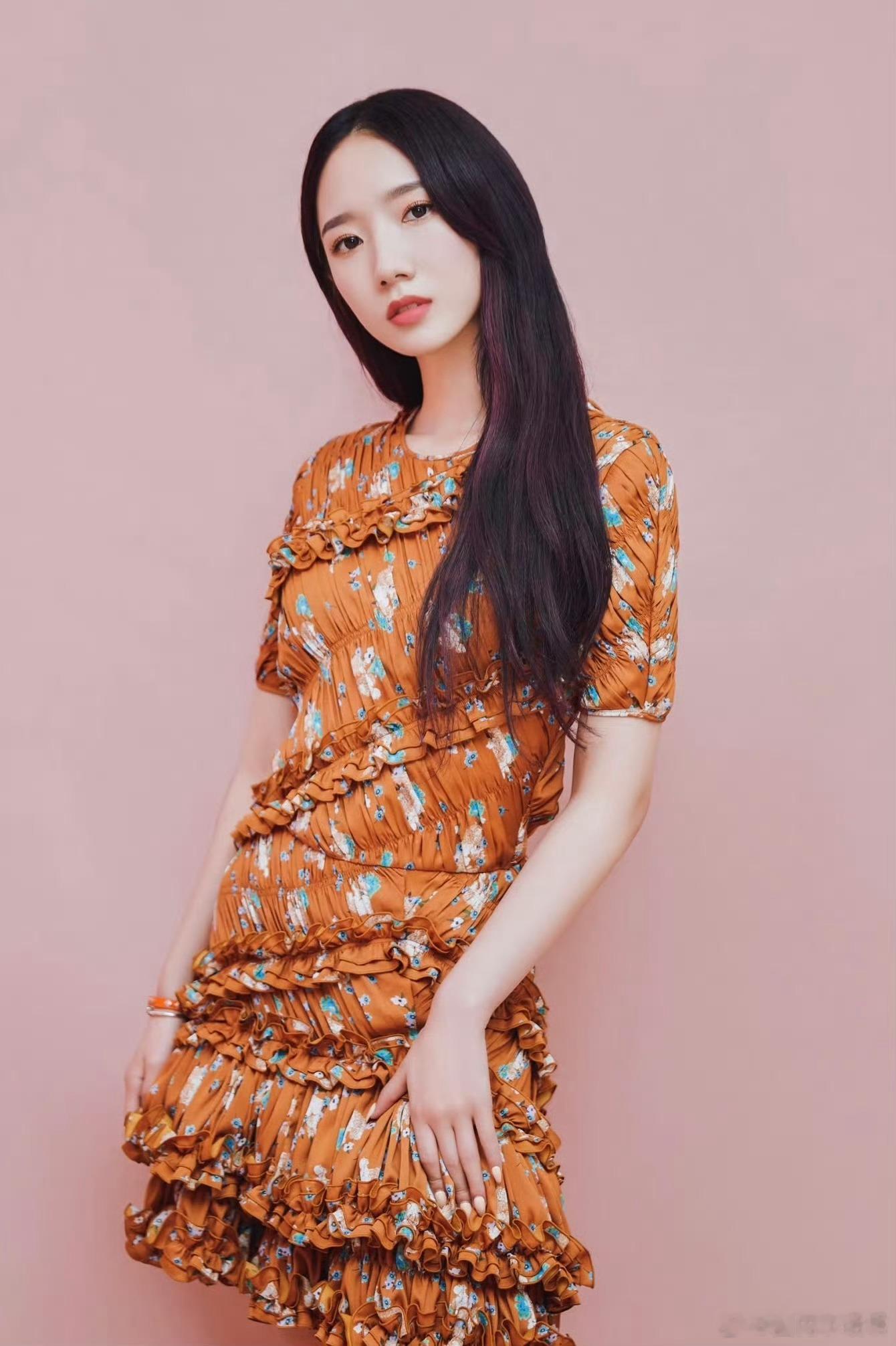 以前不是最捧孟美岐了吗？算不算她自己当小三，作没得待遇与资源？ 