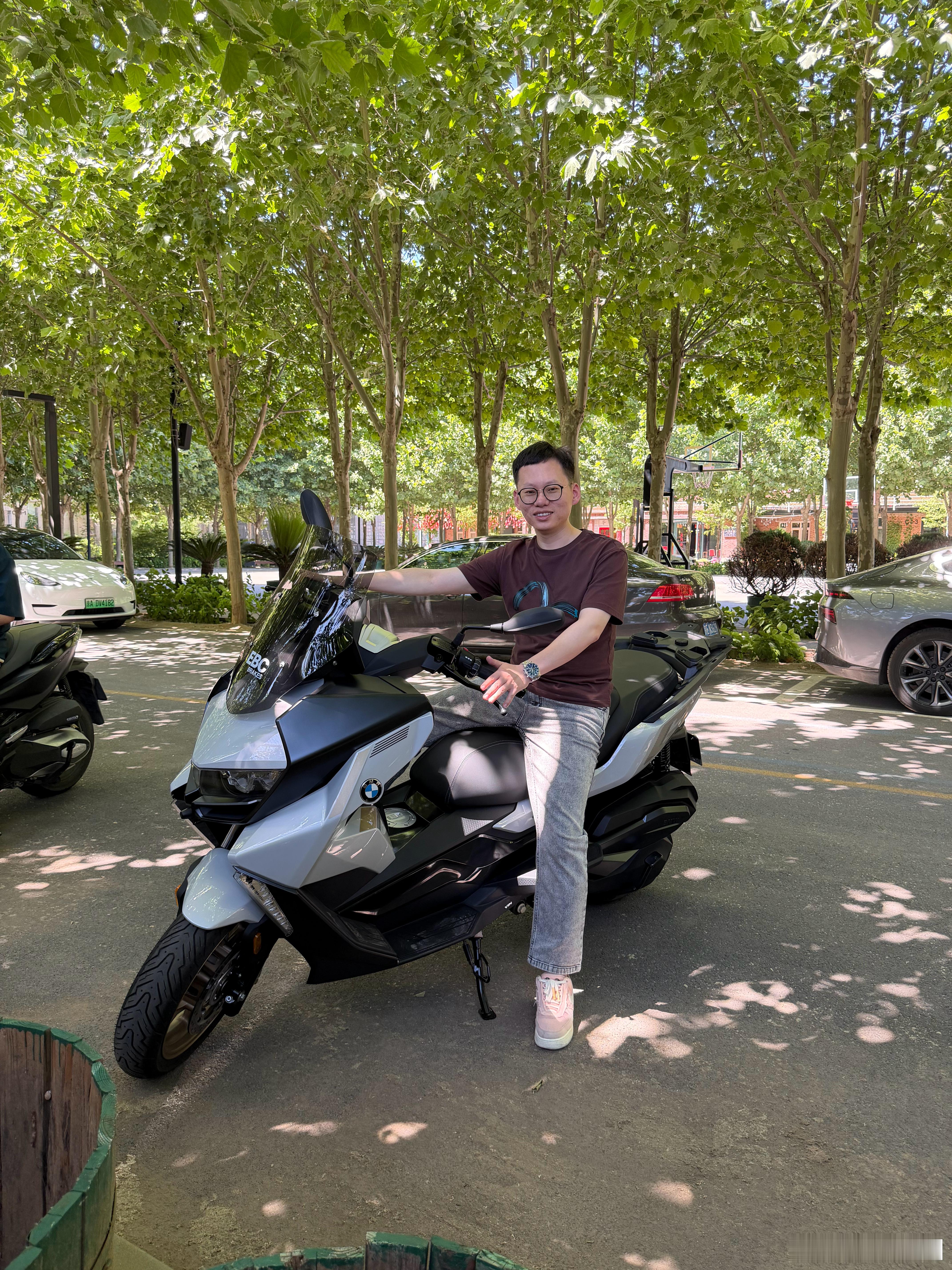 买印第安的女同事又买了个宝马踏板她说这车八九万怎么样，和我的气质复合吗？要是符合