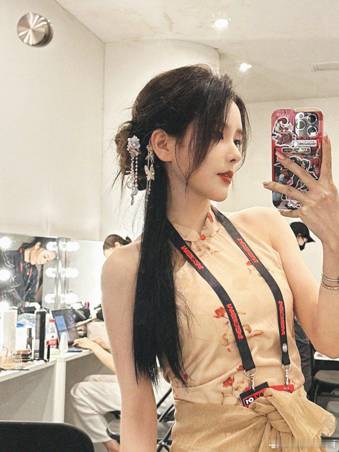 难怪大家都艾希，坏女人这么美的嘛[舔屏][舔屏]LPL美女解说Rita晒照：美艳
