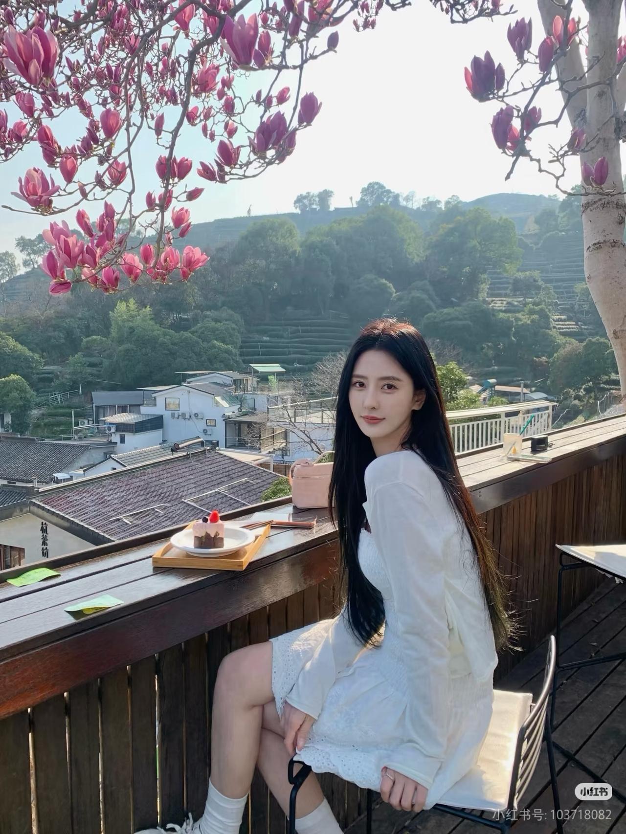 阳光洒落，花海相伴，静享美好时光。