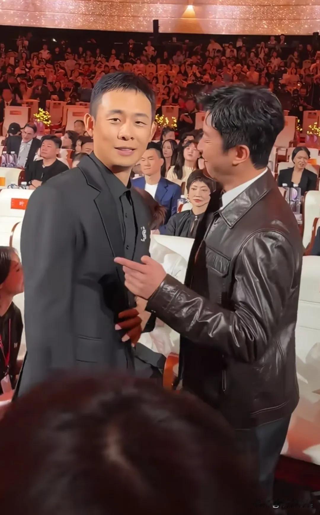 张译、吴京现身北影节闭幕式，好哥俩“勾肩搭背”，兄弟情真好！
52岁的吴京，这颜