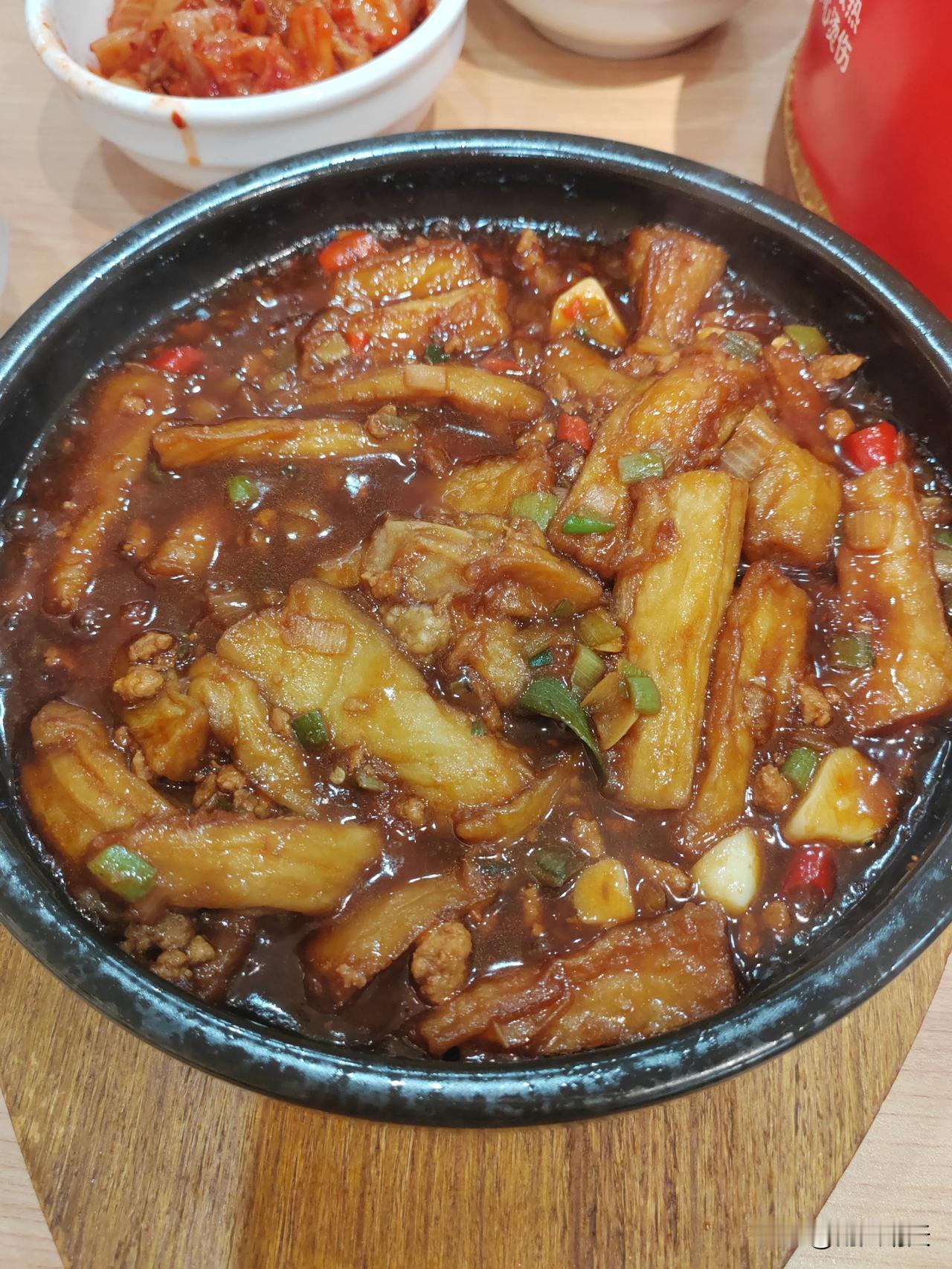 中午继续在米村拌饭吃香喷喷的大米饭，两个人三菜一汤。石锅芝士年糕鸡、石锅肉沫茄子