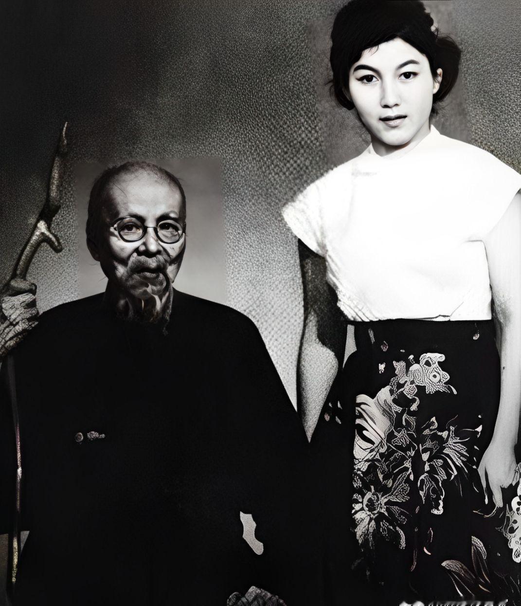 1952年，90岁的齐白石对25岁的新凤霞心生喜欢，他一把将新凤霞拉进卧室，指着