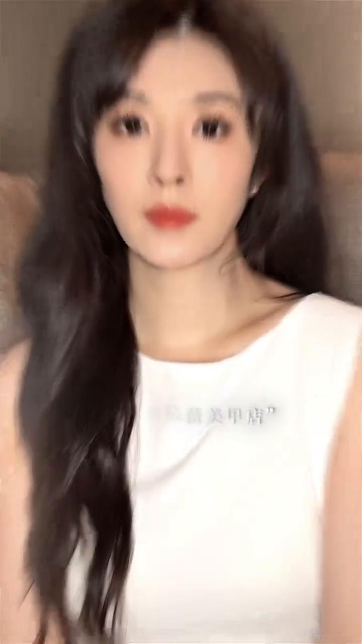 用创意广告的方式打开唐晓薇美甲店。
纠结款式不如想清楚自己适合什么，网红款不一定