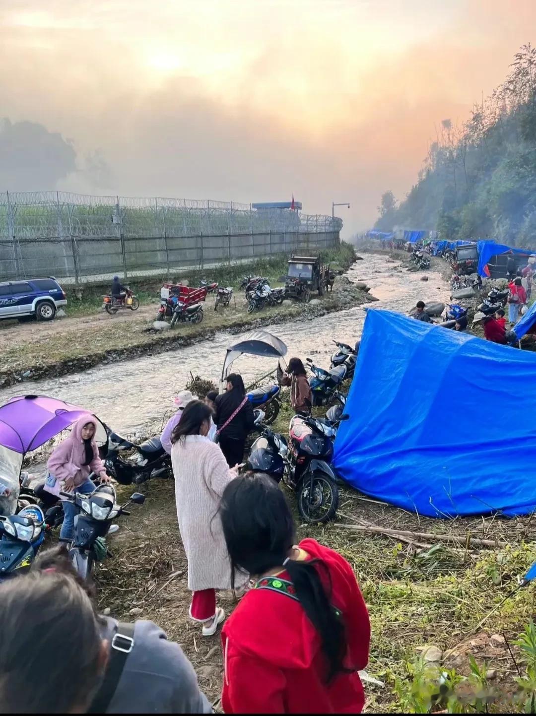 缅甸人真聪明，紧挨着中国边境线搭帐篷避难。
他们是真的很会挑地方，一河之隔的中国