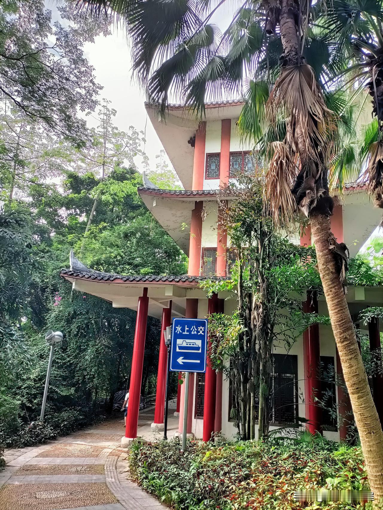 在景区路边，发现一个中式阁楼（亭子），惊诧于其四周朱红柱子颜色竟然如此鲜亮，色泽