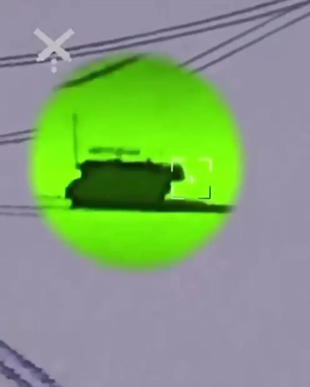 乌军无人机发现了俄军一辆山毛榉M1防空导弹发射车，并跟踪到这辆山毛榉M1进入森林