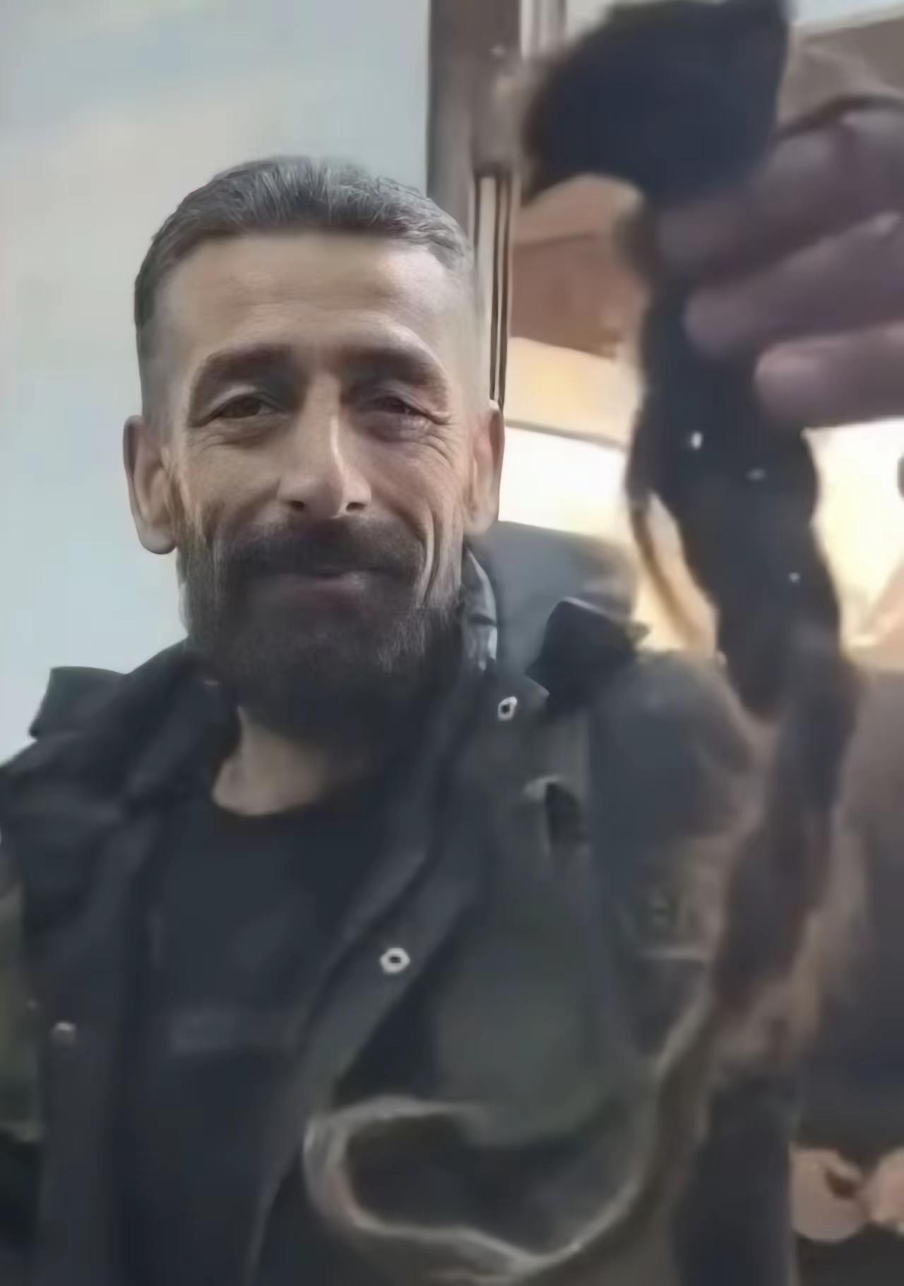 ​叙利亚士攻下库尔德武装组织控的区域之后，并没做很多好的事情，反而实施惨忍地伤害