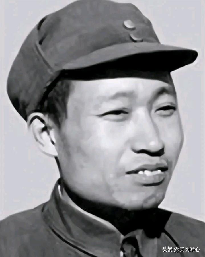 遵义会议上，镜头几次给到凯丰，这个人物很值得细细品读。

凯丰原名何克全，参会时
