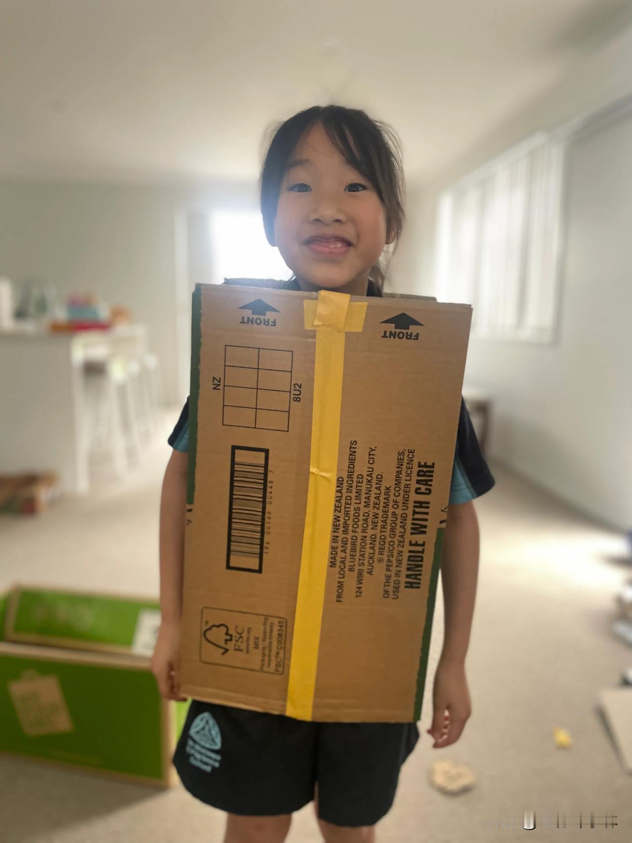 新西兰移民进行中 第210天
在纽村下雨的日子，孩子真的没啥好玩，开始在家捣腾纸