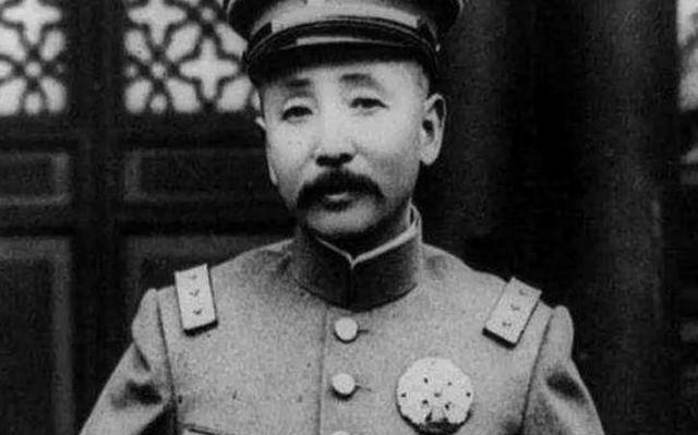 1915年，张作霖的小舅子掏枪，射碎大帅府外整条街的路灯。张作霖大怒，命令卫队长