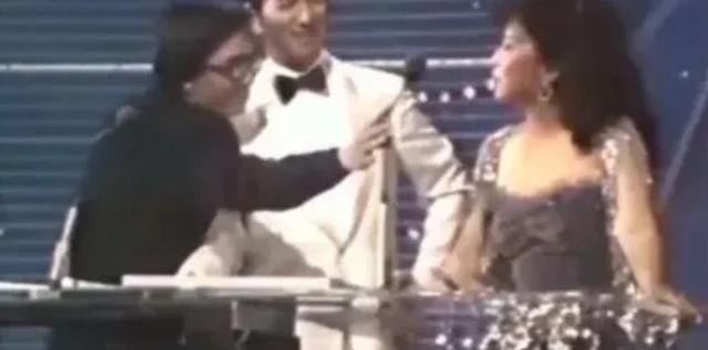 1983年，何鸿燊给徐小凤颁奖，直勾勾盯着她丰满的身材说：“你挣了这么多钱，今晚