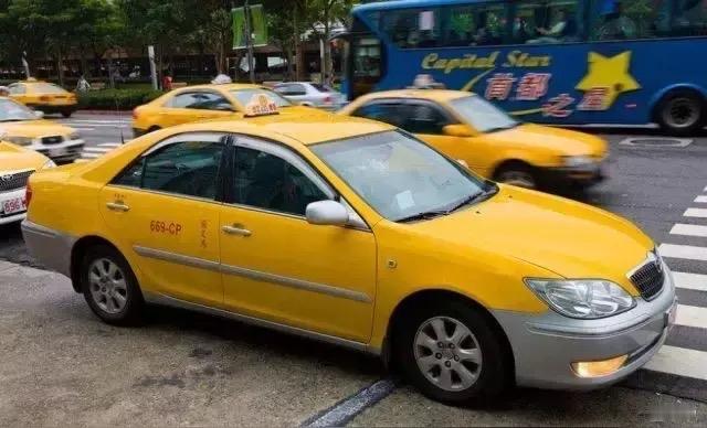 出租车司吐槽：“现在的年轻人真是的，低着头拿手机叫网约车，我空车停在他们旁边，都