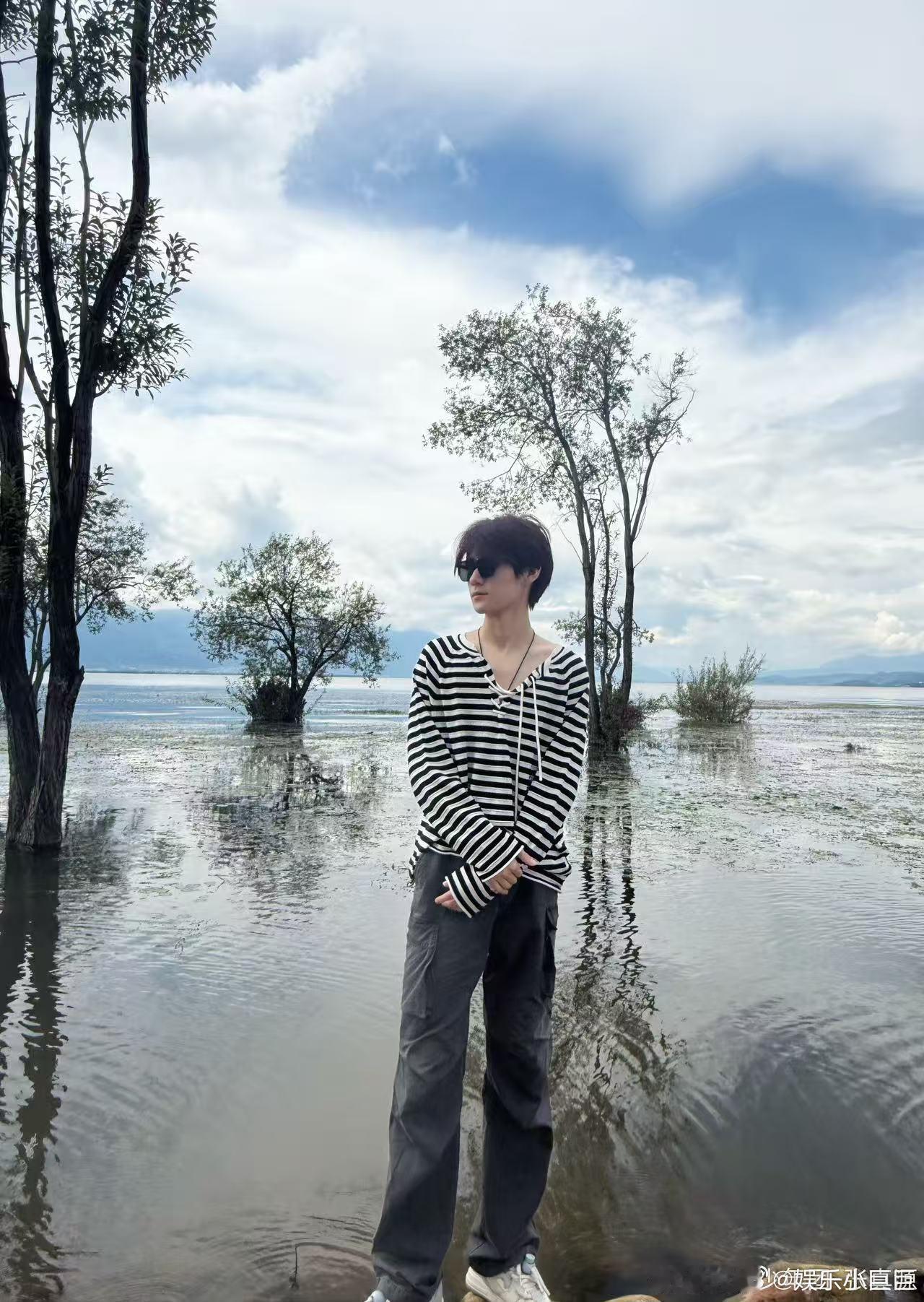 请时代峰峻公平对待张真源 张真源的颜值就是高级感十足，特别有魅力，他的样子真是好