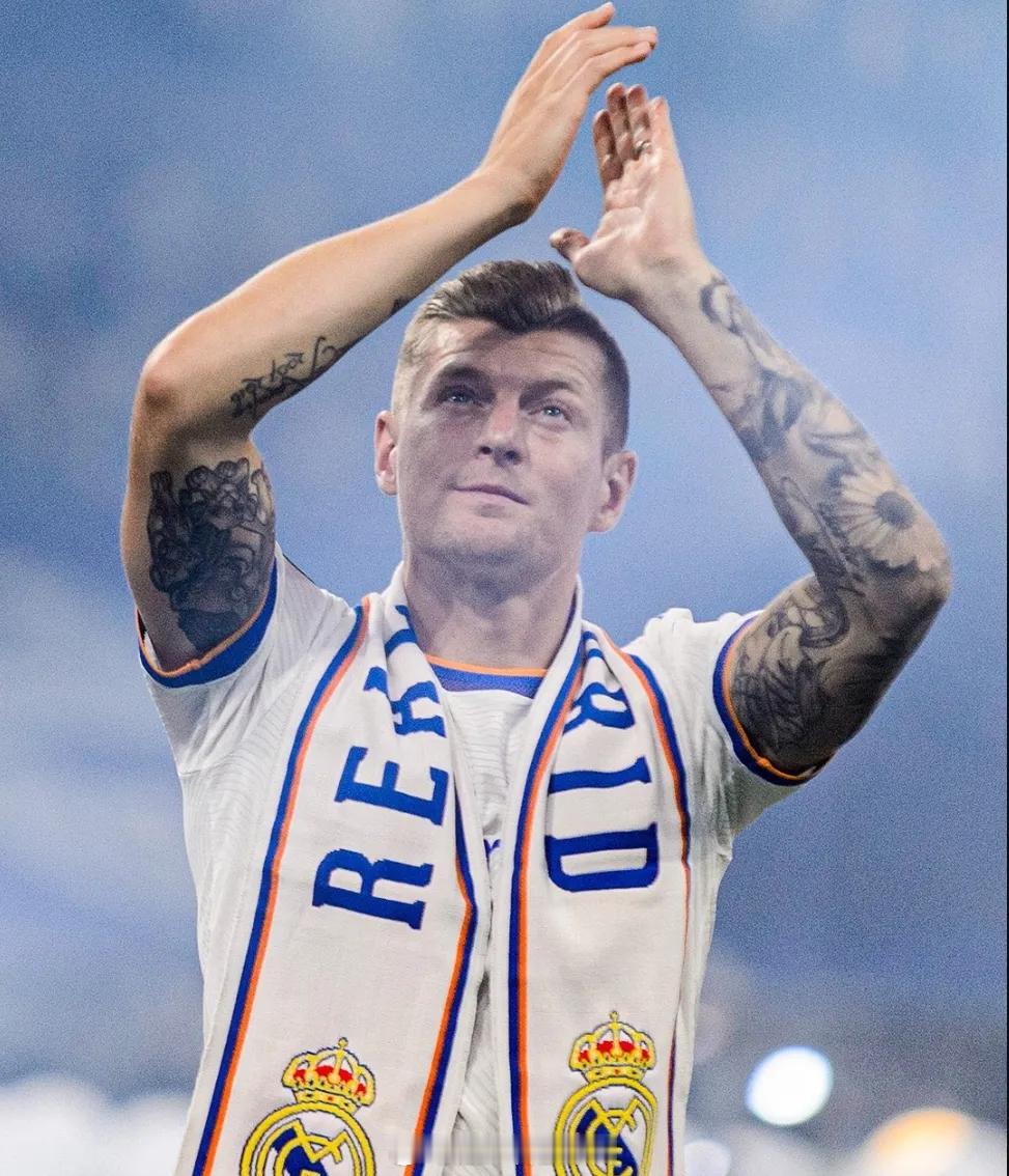 罗马诺发推：皇马 正在考虑让克罗斯以管理层或者董事会高层的身份重返俱乐部，正如阿