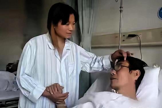山东一尿毒症男子住院1个月，5个哥姐无人探望，这时候，前妻却冲进病房甩出复婚协议
