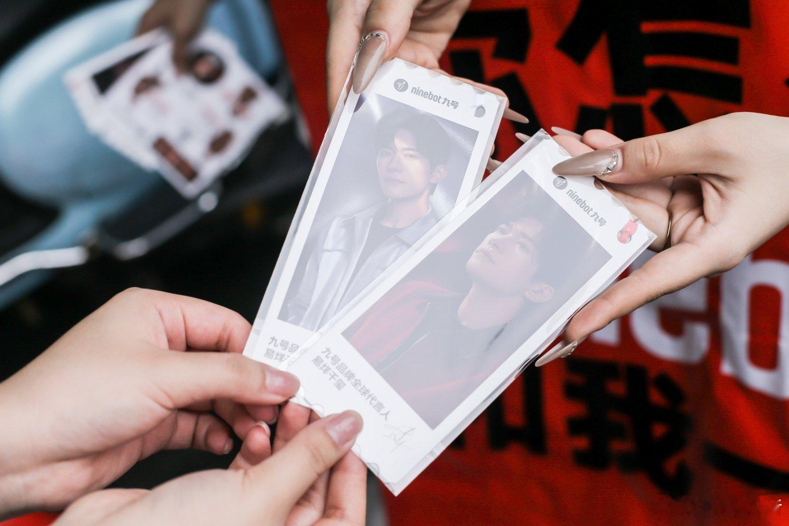 易烊千玺演唱会现场好多显眼包 救命！演唱会现场的“显眼包”太上头了！它那时尚又个