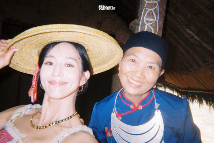 张钧甯黎族阿婆牵手合影张钧甯和黎族阿婆合影留念 茅草屋檐下满是烟火温情，张钧甯与