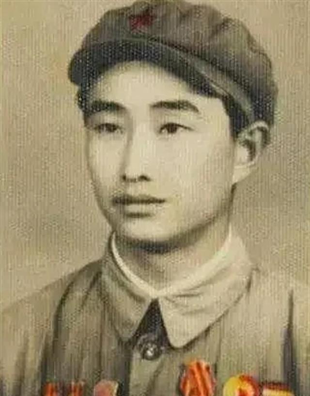 1943年，日军空袭时，八路军18岁战士宋岭春躲在草丛里，看着距离不到100米的