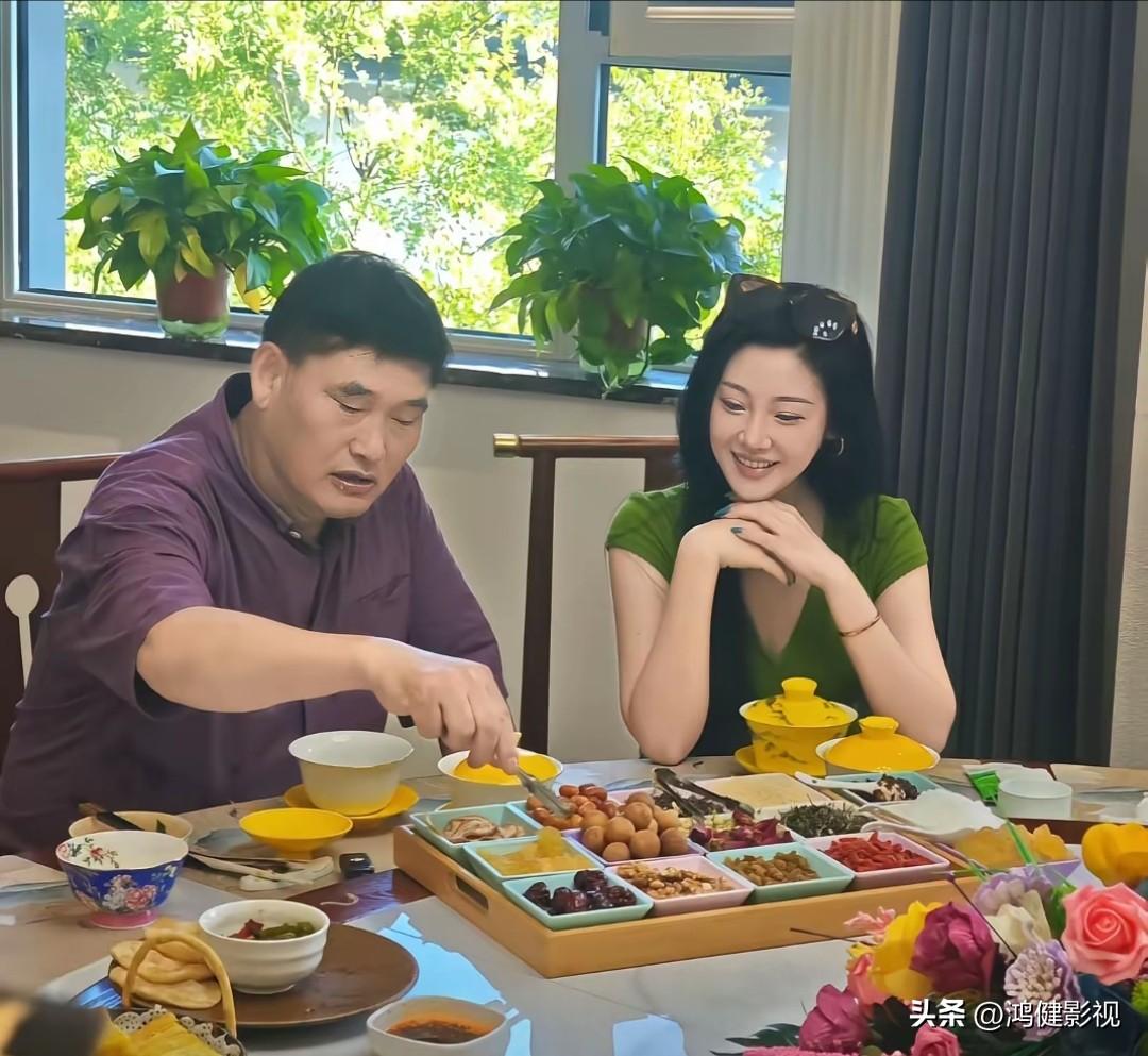 你有没有发现？他不讲话，从外表看，现在看不出是农民了。一人吃一桌子美味佳肴，而且
