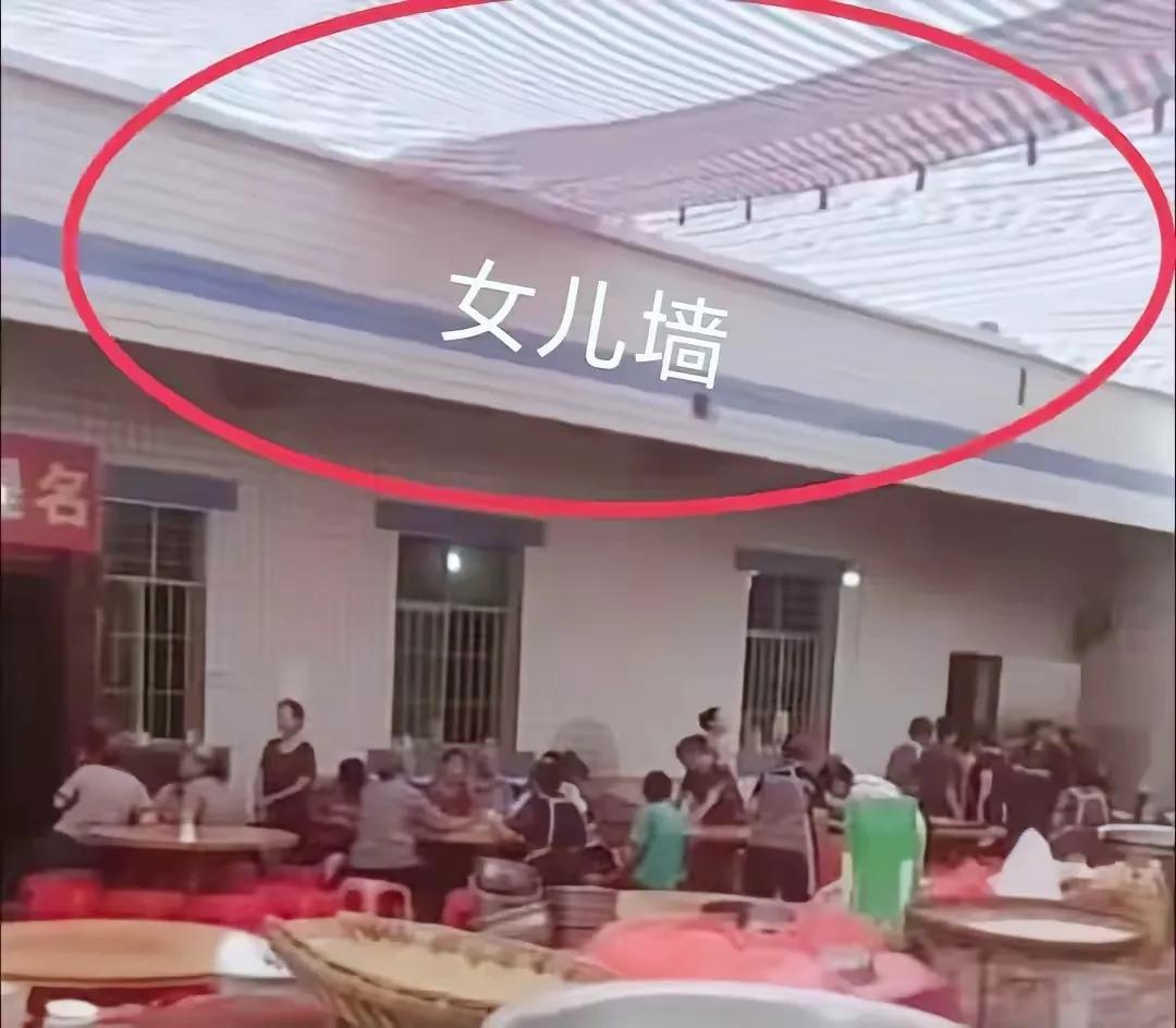 一堵单薄的女儿墙，怎能承受得住那么大的拉力？8月18日17时，四川长宁县硐底镇新
