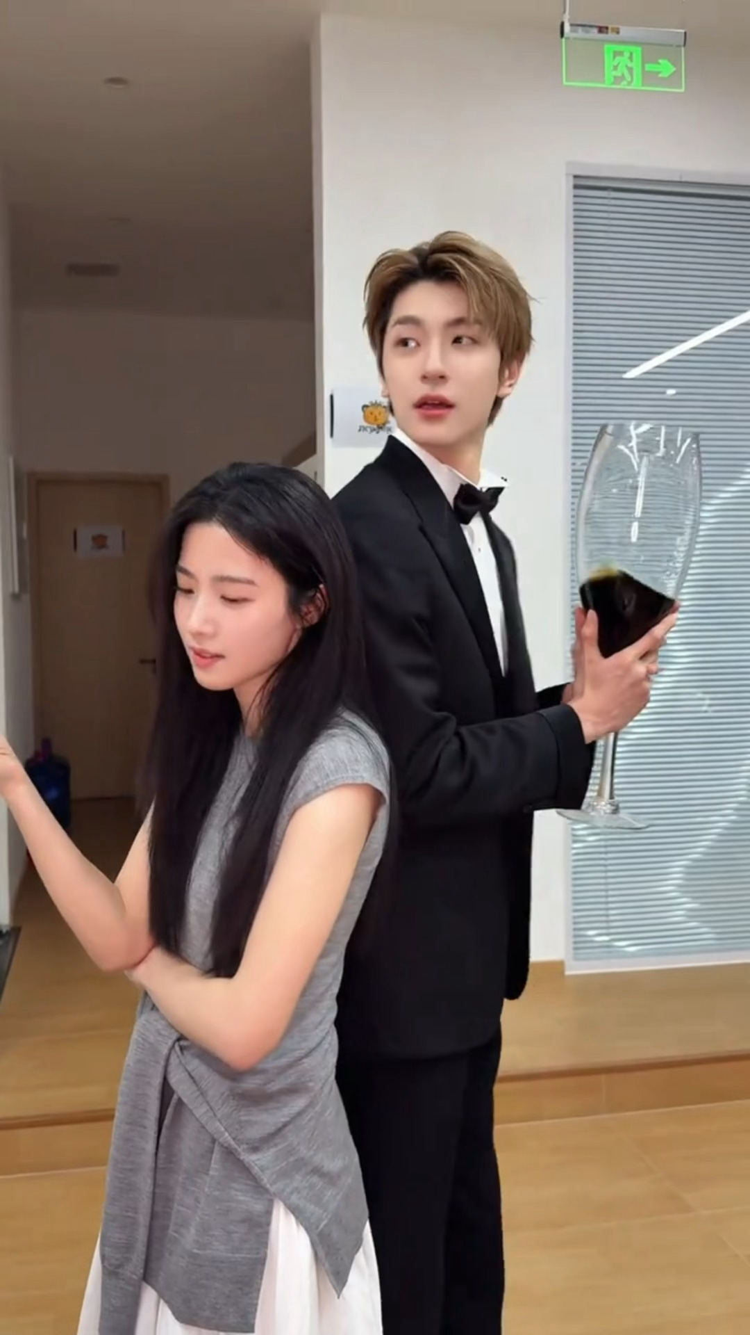 林一卢昱晓谁又惹你俩高兴了❤️林一卢昱晓对视不了一点 林一卢昱晓背对背演戏