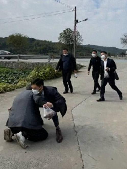 泪目了！浙江余姚一大爷因街边摆摊被罚，到执法大厅缴费时，他低声询问能否少罚点，并