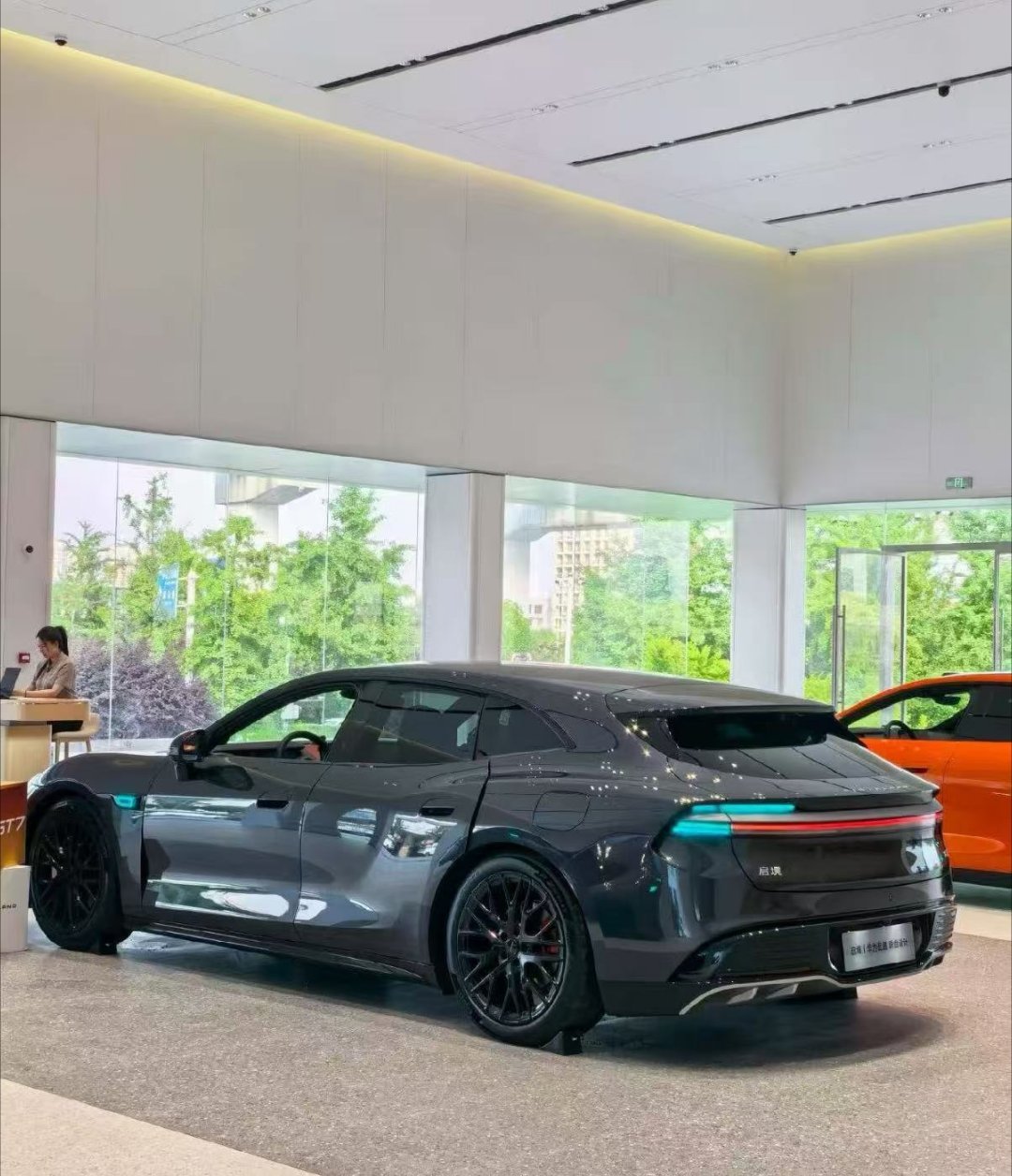 启境GT7华为乾崑满配 还蛮好看的，去线下实体店看实车，展现在你眼前的模样，可别