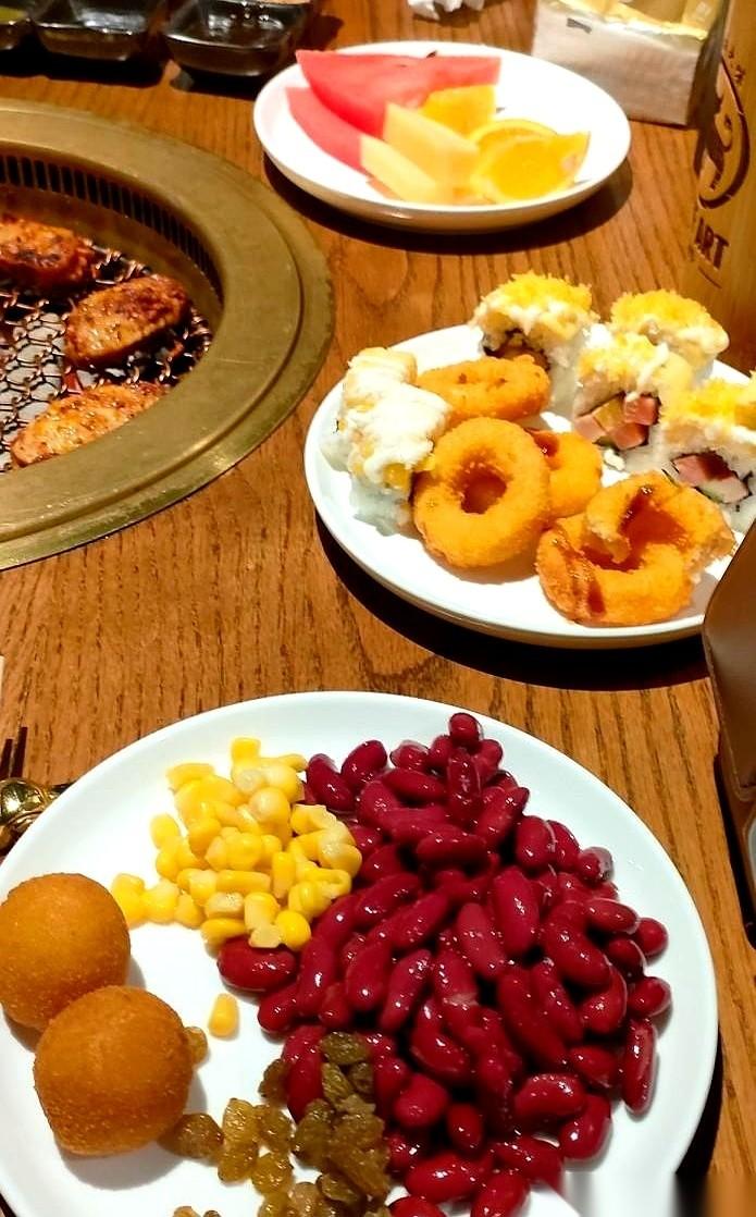 我三姨夫说，我三姨自从去饭店后厨上班，整个人都变了。
变得特别馋。
在饭店上班，