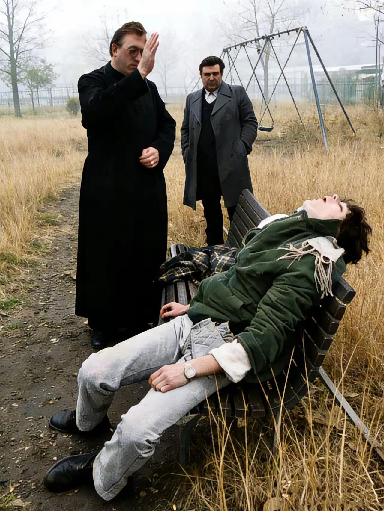 这是1979年12月意大利米兰的一名流浪者坐在花园的长椅上咽下人生的最后一口气。