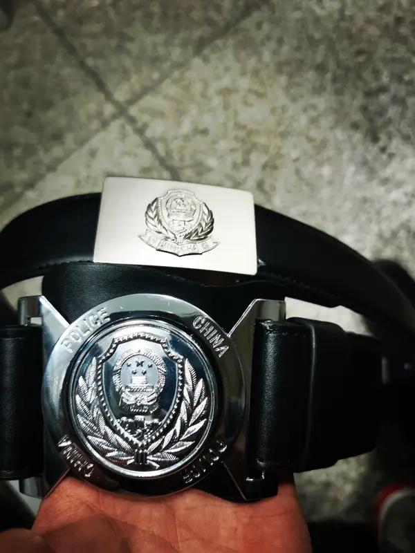 51岁超市保安穿上“警服”去KTV“捞人”，最后获刑1年，这事儿真是让人无语。穿