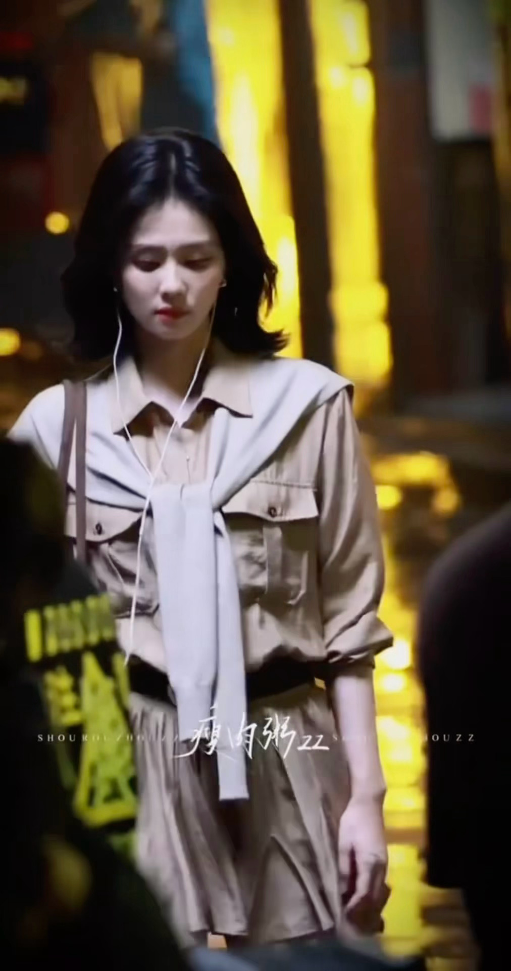 我想象中戴有线耳机忧郁的样子是韵娜这样的：白鹿王韵娜戴耳机忧郁造型
