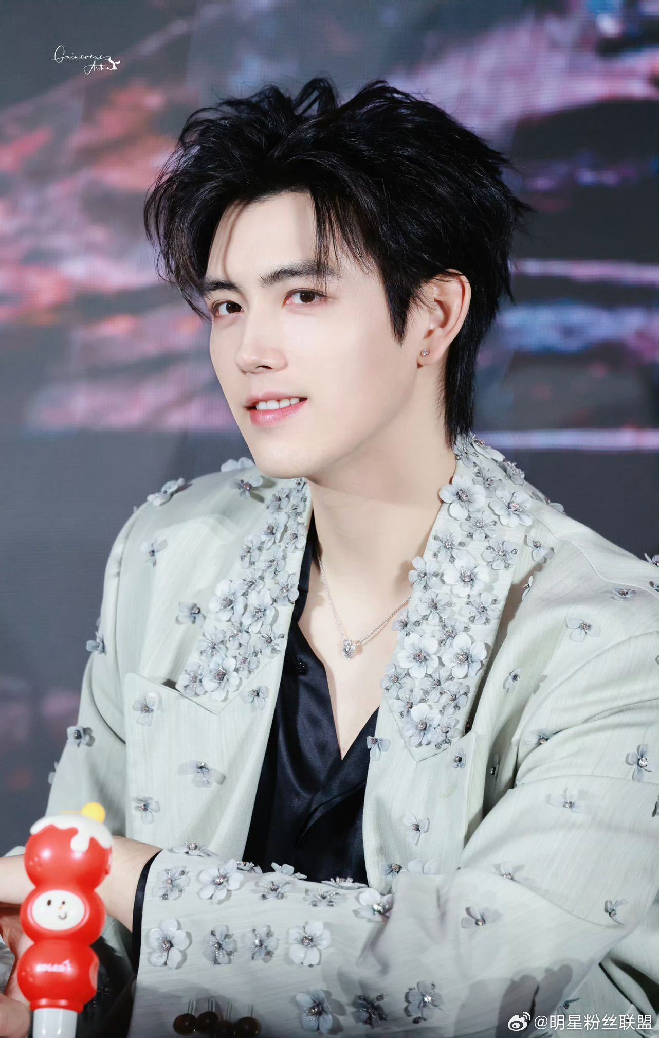 陈飞宇冷脸搬凳子《白日提灯》线下宣传活动中，陈飞宇被拍到主动为迪丽热巴搬椅子的画