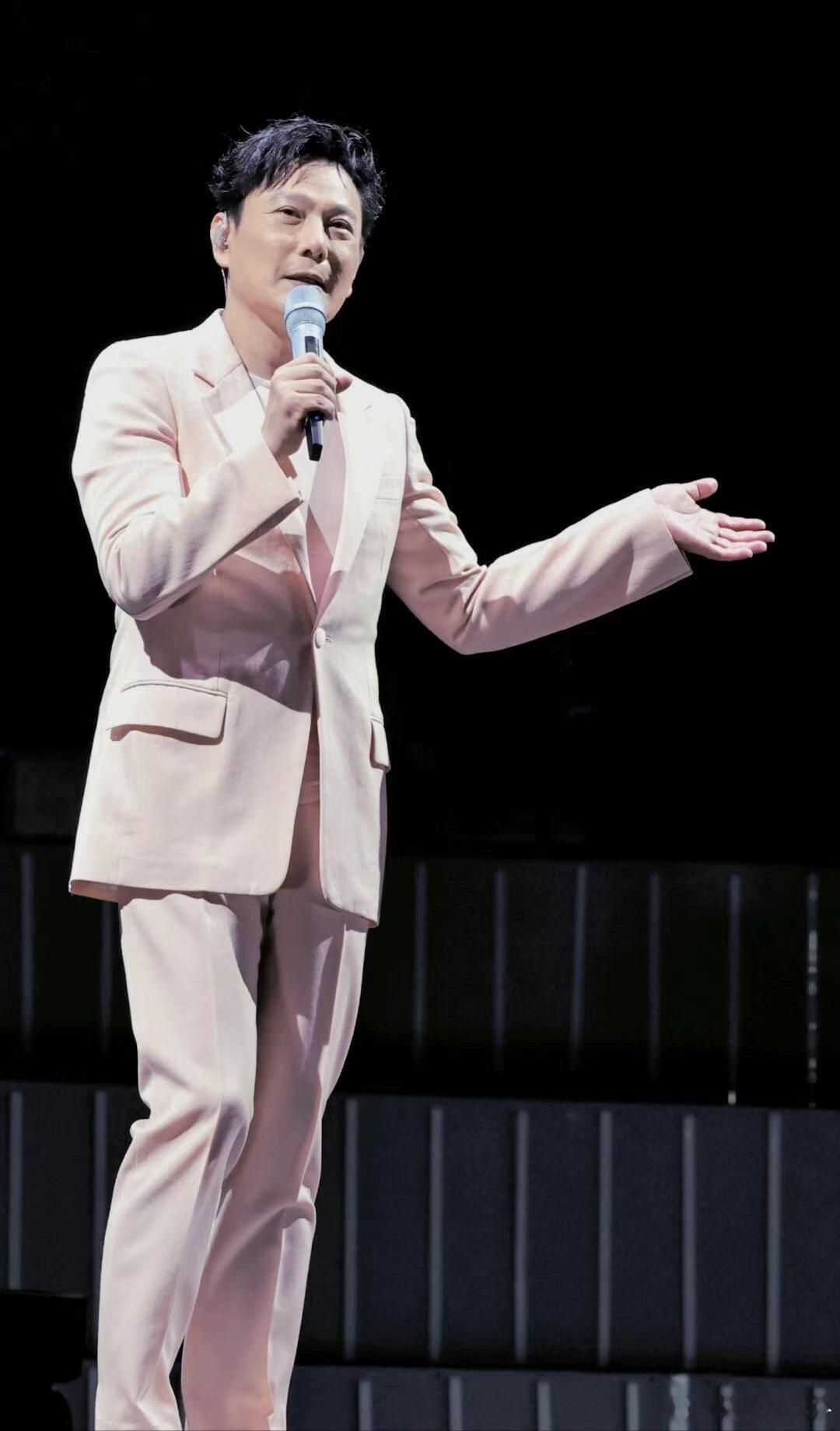 #张信哲演唱会万人成都话表白# 任何一个人没有看过哲哥成都站演唱会现场如此震撼的