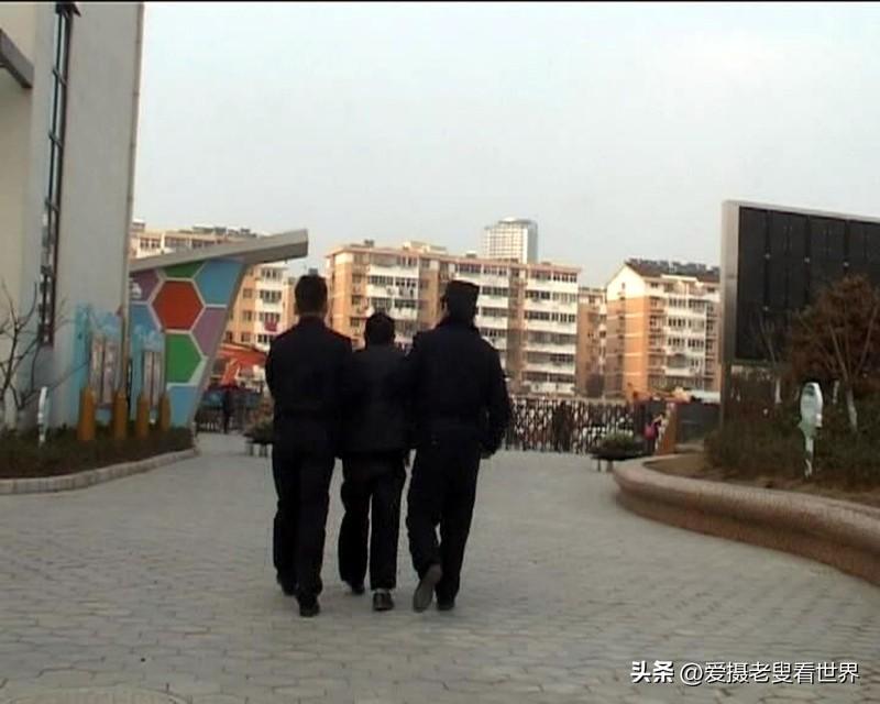四川成都地铁上，老人强拽坐爱心座女孩，还和家长扭打，这事儿真让人无语。爱心专座虽