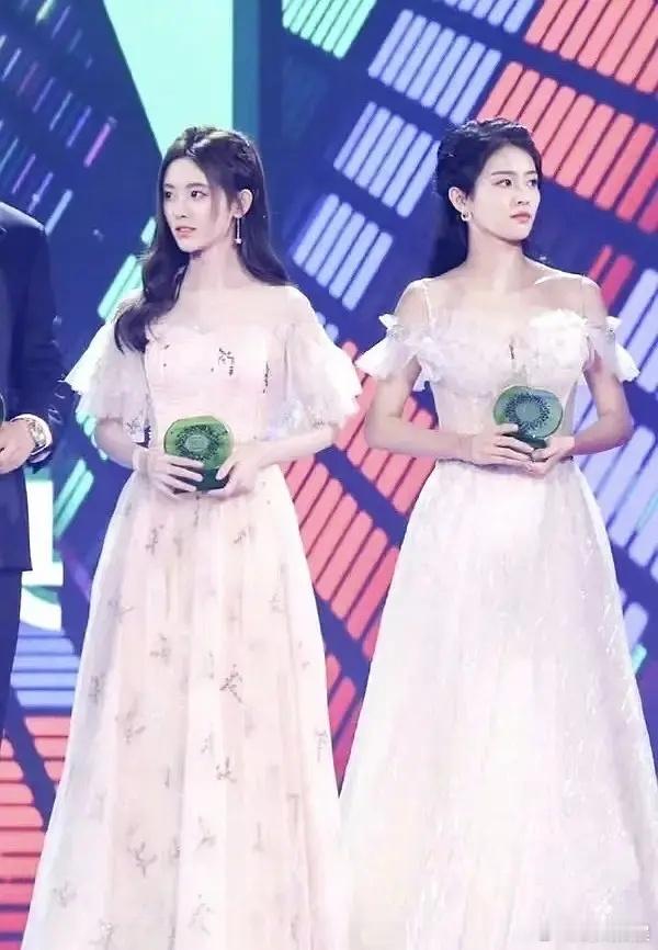 鞠婧祎和白鹿同框图，这两个人这么像的吗？ ​​​