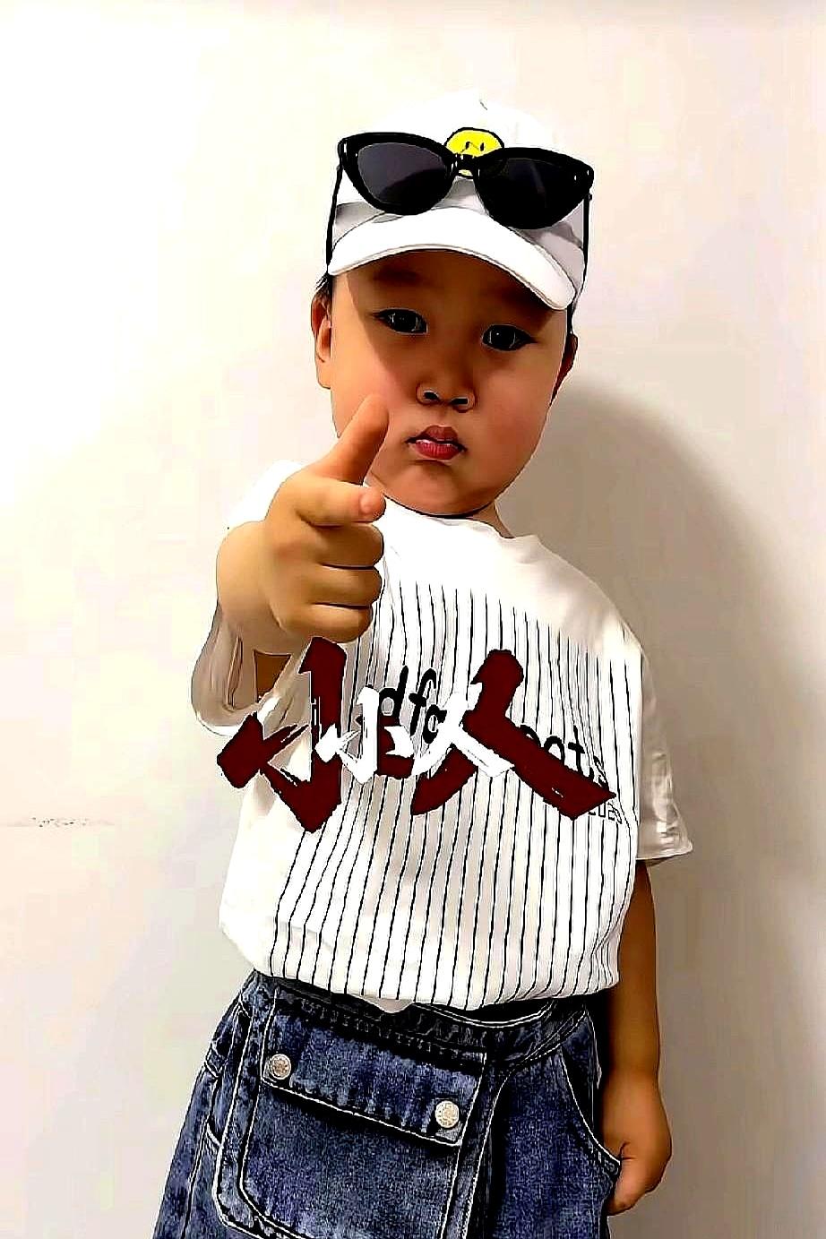 两岁小孩米乐又出新视频了，这回她手里拿的不是勺子，是个“枪”手势。
镜头一出来，
