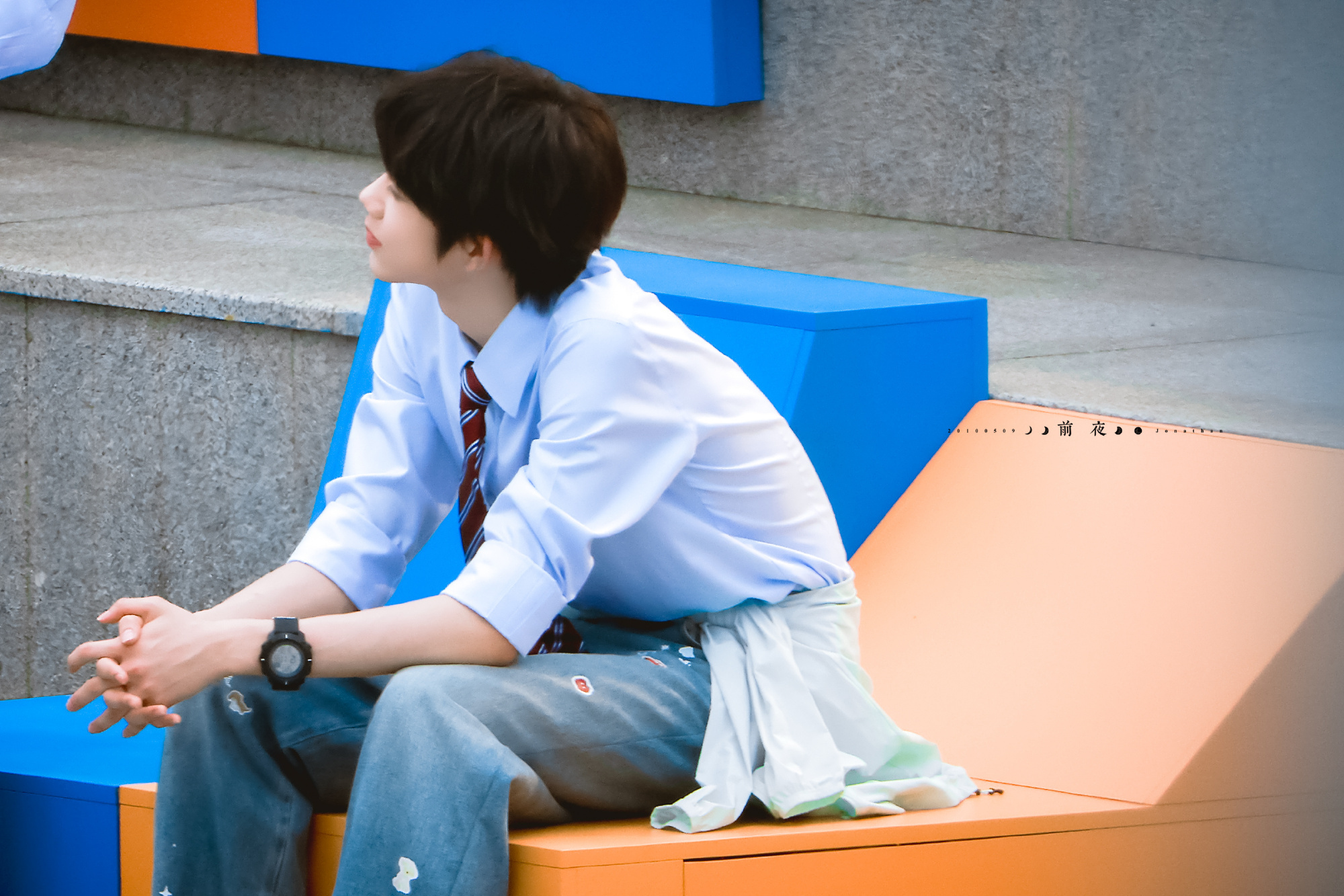 陈奕恒校服造型蓝白校服装帧少年意气，侧颜线条藏不住的清俊陈奕恒校服造型清爽又帅气