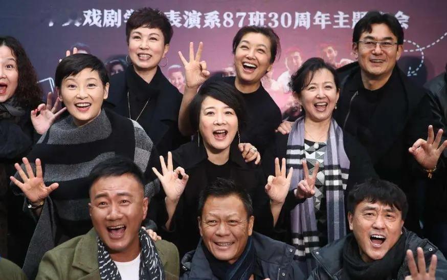 一众明星同框：我只认出了笑容灿烂的徐帆，有些发福的陈小艺，眉欢眼笑的江珊，皮肤黝