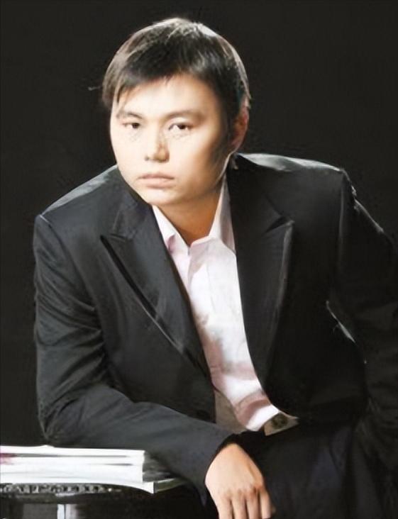 2009年的一天，顺德海关食堂大家正在吃饭。突然，一位领导盯着电视喊道：“这不是