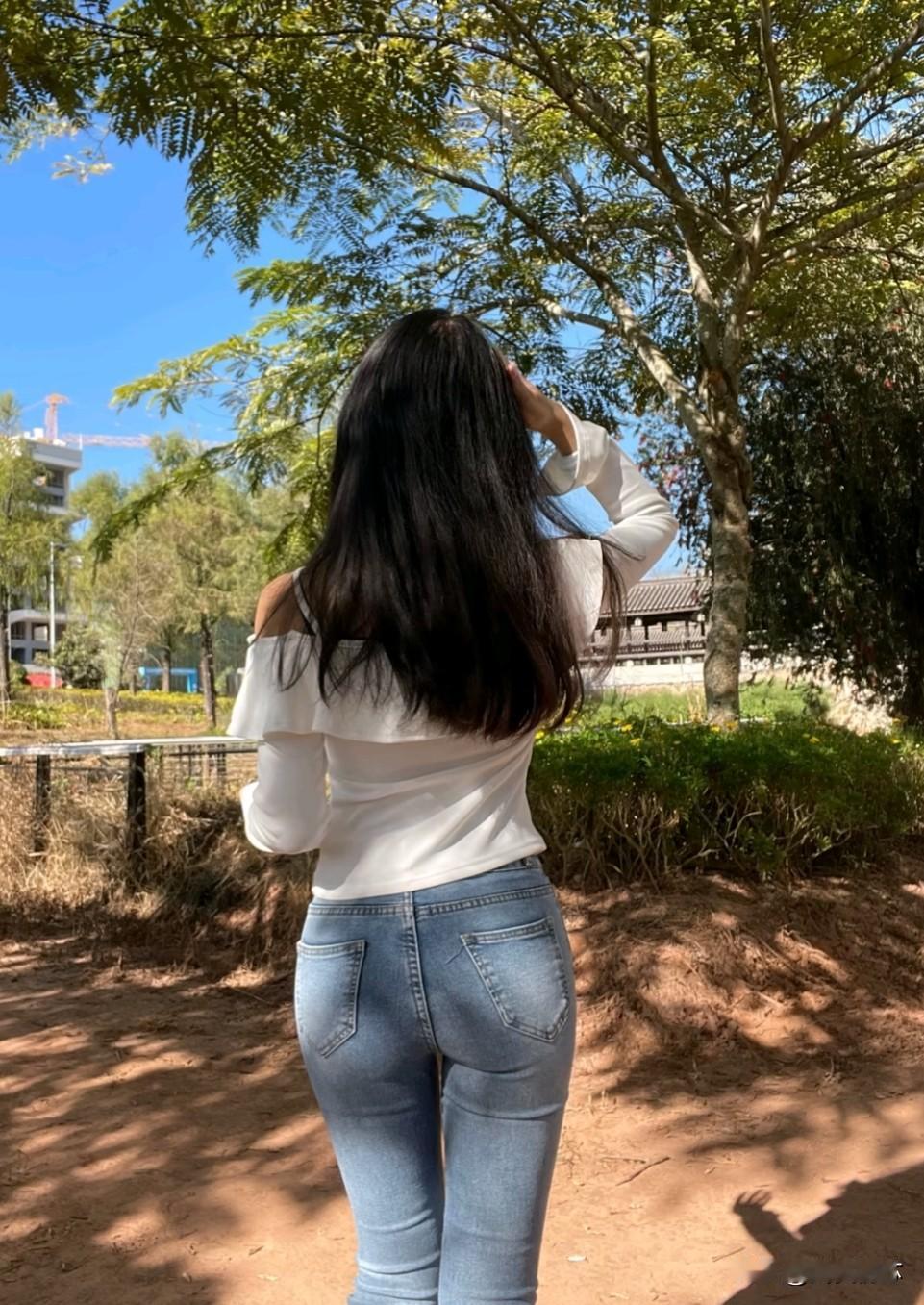 阳光洒落，树影婆娑，少女背影，静谧美好。