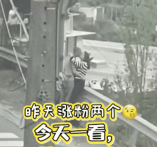网友惊呆了：一对情侣出门约会，两人情到浓时就情不自禁的拥抱接吻。女子脚下一个不稳