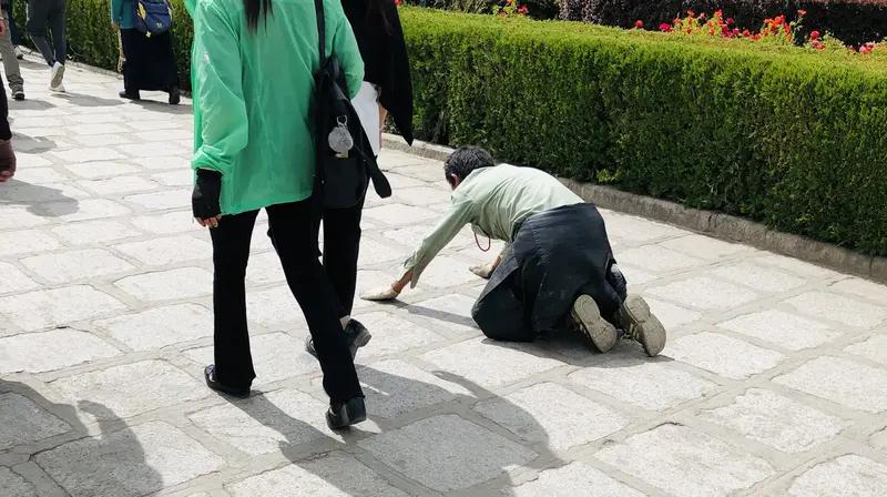 广东佛山麻醉科医生黄思婷两年内在同一区域两次跪地救人，上一次救助头部受重伤的患者