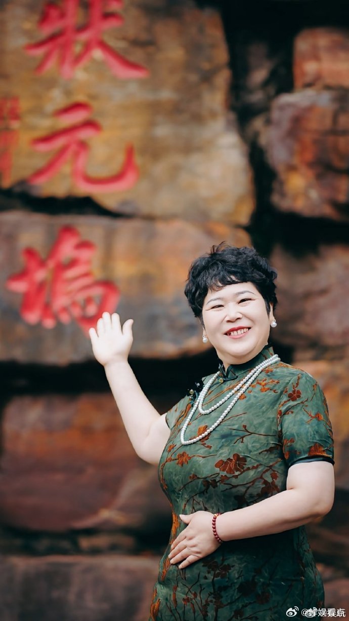 房主任旗袍造型房主任这旗袍一穿，那股子贵气直接从屏幕溢出来了！红气养人诚不欺我啊