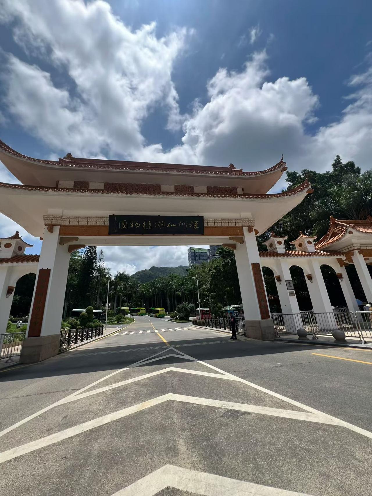 深圳植物园占地总面积2.68平方公里，总投资达8.8亿元，是珠江三角洲占地面积最